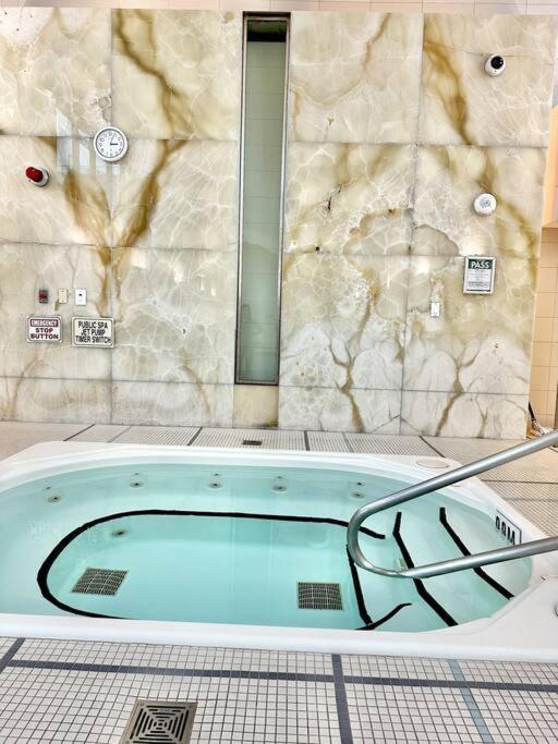 Lake View Apartment W/Parking! Toronto Exterior photo